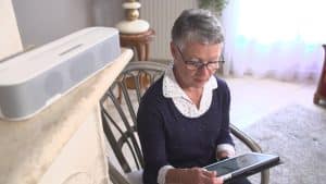 Enceinte et station de charge, tablette facile pour senior
