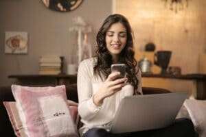 Femme consultant le Site Famille ardoiz