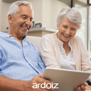 Un couple de senior utilisant leur tablette numérique ardoiz