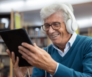 personne âgée qui écoute un livre audio