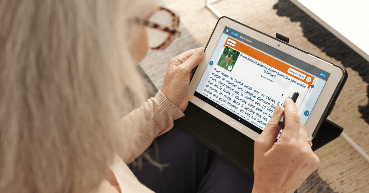 Femme senior qui utilise la tablette ardoiz